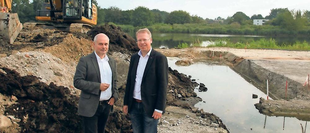 Verbunden. Ins Teltower Hafenbecken fließt seit Freitag Wasser, der Durchstich zum Teltowkanal ist geschafft. Bürgermeister Thomas Schmidt (SPD, l.) und Ulrich Witzig (CDU), Vorsitzender des Hafenausschusses, glauben daran, dass das Millionenprojekt ein Erfolg wird.