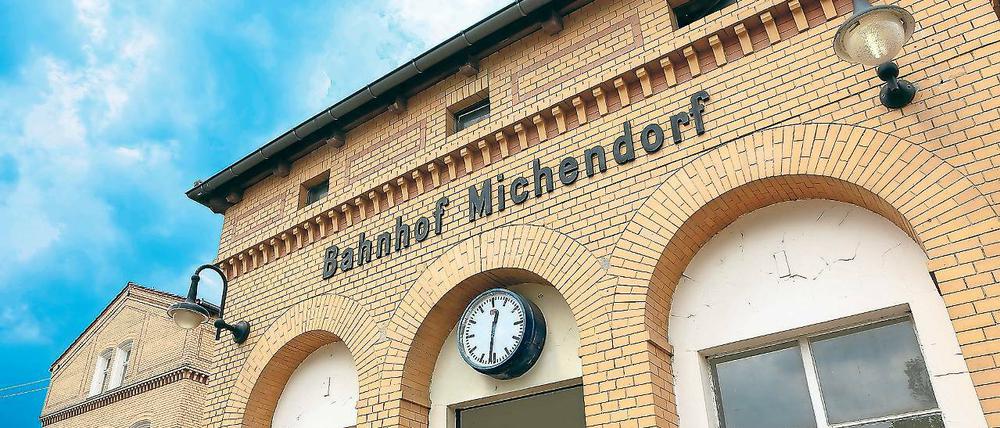 Herausgeputzt. Das Bahnhofsgebäude von 1879 hat der Berliner Unternehmer Thomas Drechsel (B. u. l.) gekauft und saniert es mit Architekt Hajo Mattern (r.). Im Eingangsbereich der Bahnhofshalle soll es künftig einen Kiosk in einem Pavillon geben.