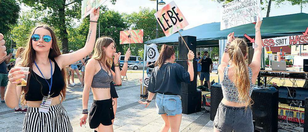 Heimatlos. Rund 30 Jugendliche aus Teltow, Stahnsdorf und Kleinmachnow haben am Samstag in Teltow für einen legalen Ort für ihre Techno-Partys demonstriert. Neben Botschaften auf Schildern warben sie mit Musik vom DJ-Pult für ihr Anliegen.