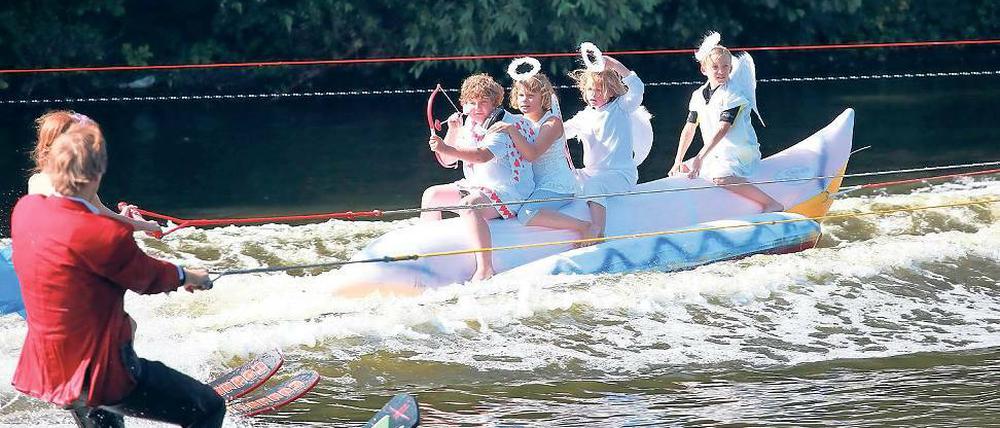 Höher, nasser, weiter. Die Wassersportler am Schwielowsee präsentieren jedes Jahr eine große Show zum Fährfest, die Havel wird dann für die Schifffahrt gesperrt.