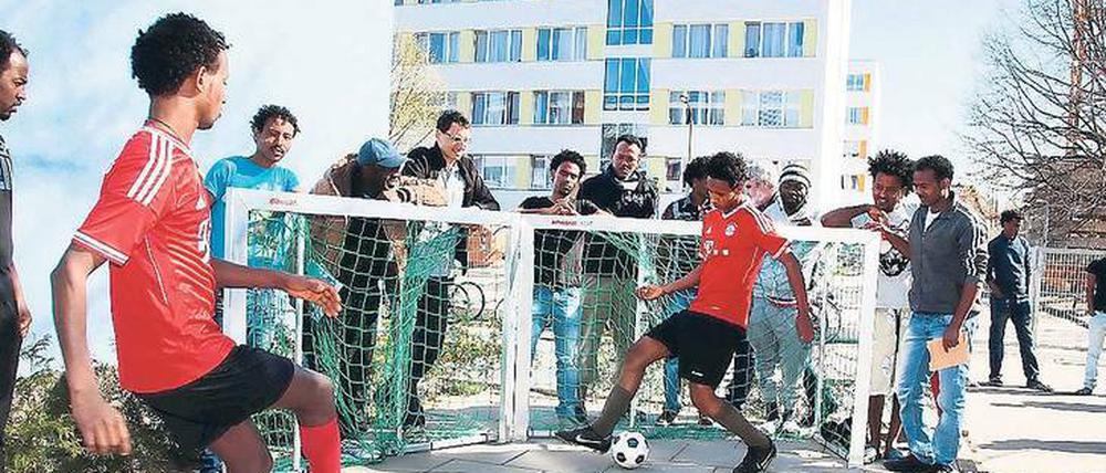 Der Teltower Fußballverein hat dem örtlichen Flüchtlingsheim Fußbälle gespendet.