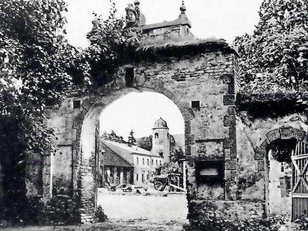 Der alte Kleinmachnower Dorfkern war schon vor 2500 Jahren besiedelt, schätzen Archäologen. Eines der wenigen Fotos des Ritterguts stammt von 1900.