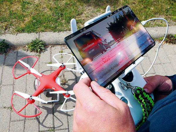 Über ein Tablet wird das Bild der Drohne übertragen. Das Gefährt kann bis zu zwei Kilometer weit vom Drohnenpilot wegfliegen.