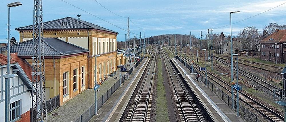 Am Bahnhof Bad Belzig, liegen rechts noch die Gleise der früheren Städtebahn. 