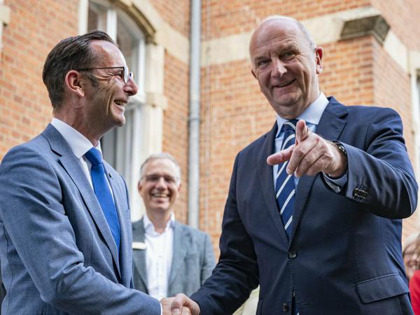 Köhler und Ministerpräsident Dietmar Woidke (SPD) im Rahmen der Kabinettssitzung in Bad Belzig Ende Juni. 