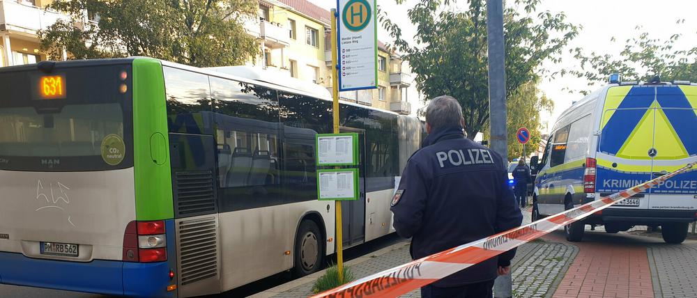 Ein Mann ist am Freitagmorgen in der Brandenburger Straße vom Bus überrollt worden.