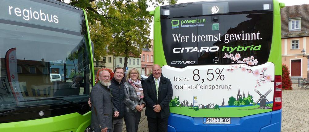 Lächeln vor Hybrid. Bei einer Pressevorstellung wurden am Donnerstag die neuen Hybridbusse gezeigt und deren Technik erklärt. Zu dem Termin kamen neben Landrat Wolfgang Blasig (SPD), auch Werders Rathausspitze Christian Große und Manuela Saß (beide CDU) sowie regiobus-Chef Hans-Jürgen Hennig (v. l. n. r.). 
