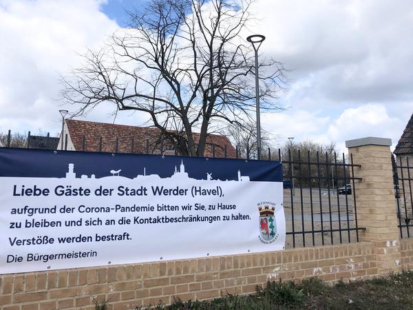 Die Stadt Werder weist ihre Gäste mit Transparenten auf die Beschränkungen hin.