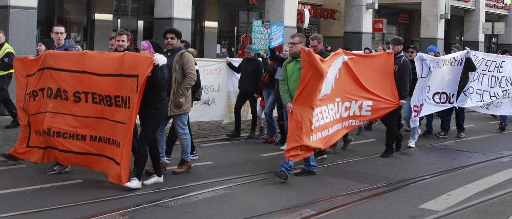 Anfang März demonstrierten Potsdamer Mitglieder der Seebrücke in der Stadt.