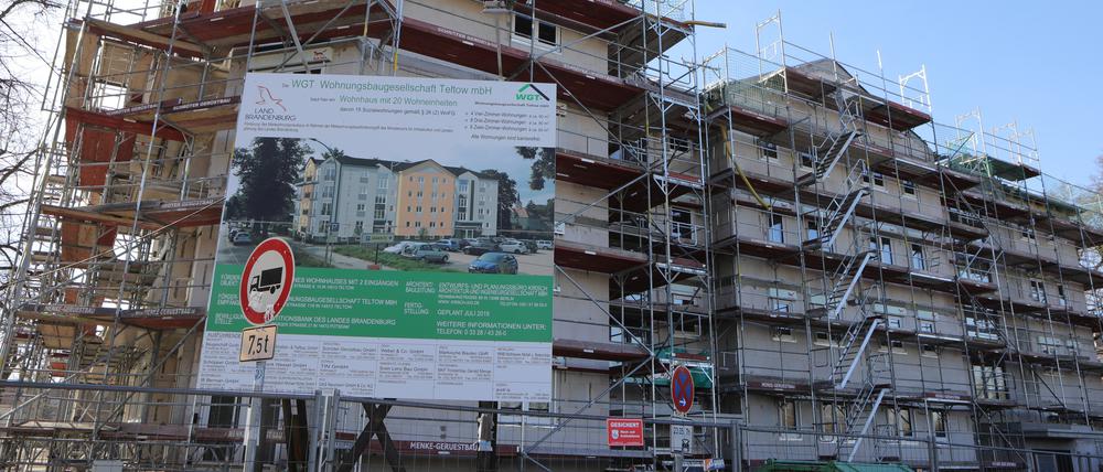 Aktuell gibt es in Teltow noch etwa 500 Wohnungen mit Mietpreis- oder Belegungsbindungen. Die Zahl ist aber rückläufig. Experten empfehlen daher, Neubauten mit Fördermitteln zu errichten und Privatinvestoren in die Pflicht zu nehmen.