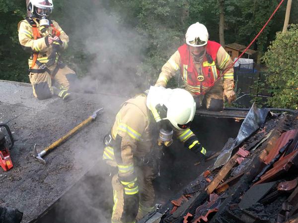 Einsatz über mehrere Stunden: Die Feuerwehr beim Löschen des brennenden Dachstuhls.