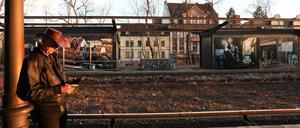 Der einstige Bahnsteig, an dem die Stammbahn-Züge abfuhren, ist vom S-Bahnsteig in Zehlendorf aus noch gut zu sehen.