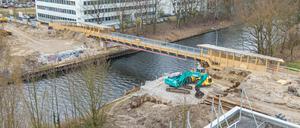 Die Behelfsbrücke über den Teltowkanal, hier im April diesen Jahres, muss kommenden Woche gesperrt werden. 