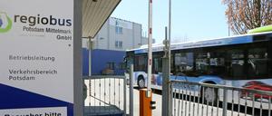 Regiobus Potsdam-Mittelmark muss personalbedingt improvisieren. Die Busse bleiben im Depot.