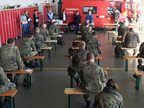 Im Mittelmark halfen Soldaten der Bundeswehr beim Gesundheitsamt aus.