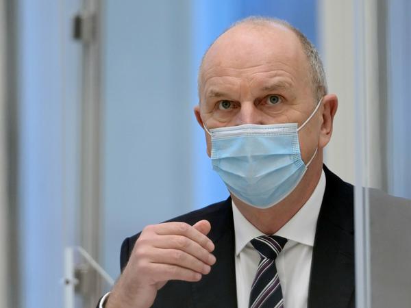 Dietmar Woidke (SPD), Ministerpräsident von Brandenburg mit einer medizinischen Mund-Nase-Maske.
