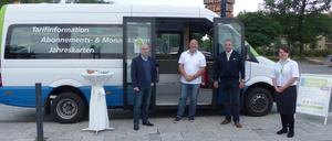 Bürgermeister Schmidt (rechts) und Regiobus-Chef Hennig (2.v.r.) mit dem Team des mobilen Kundenbüros.