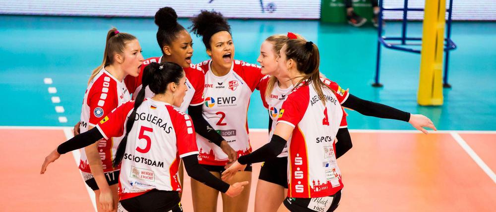 Großer Jubel: Die Volleyballerinnen vom SC Potsdam haben sich mit zwei Heimsiegen zurückgekämpft.