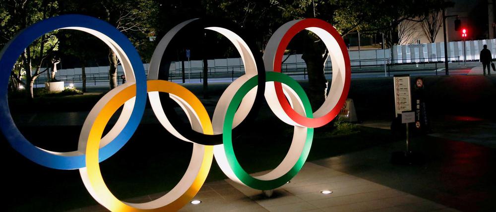Die Olympischen Ringe sind in Tokio an vielen Orten zu sehen.