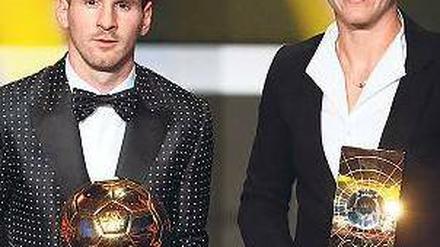Doppelspitze. Lionel Messi (l.) und Abby Wambach mit ihren Trophäen. Foto: Reuters