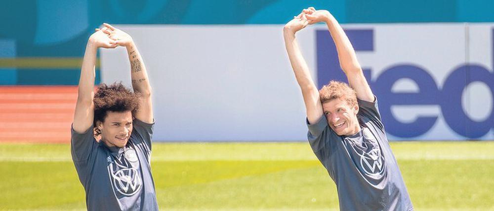Trockenübung. Leroy Sané (links) und Thomas Müller kennen sich aus ihrem gemeinsamen Tun beim FC Bayern München. Nun ist Müller angeschlagen, Sané brennt dagegen auf seine Einsatzchance am Mittwoch.