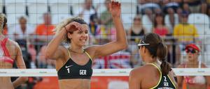 Seit dem Olympiasieg von Laura Ludwig (l.) und Kira Walkenhorst wachsen die Sorgen im deutschen Beach-Volleyball.