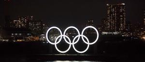 Noch leuchten die Olympischen Ringe im Odaiba Marine Park in Tokio.