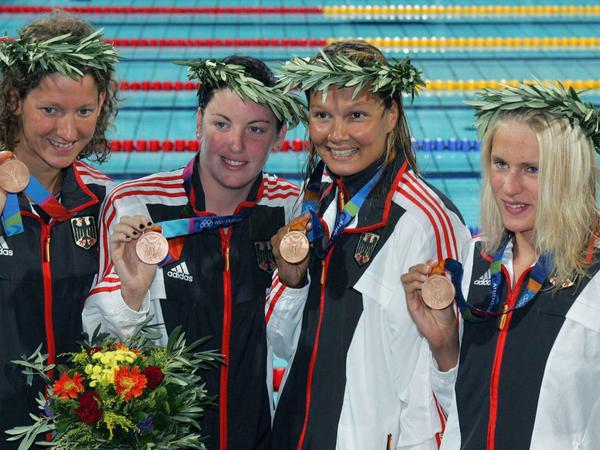 Bronze hoch vier: Gemeinsam mit Sarah Poewe, Franziska van Almsick und Daniela Götz (von links nach rechts) gewann Antje Buschschulte bei den Olympischen Spielen 2004 in Athen Bronze in der Staffel.