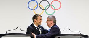 Frankreichs Präsident Emmanuel Macron (links) warb bei IOC-Präsident Thomas Bach für Paris 2024.