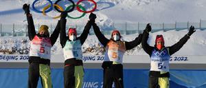 Die deutschen Biathletinnen bejubeln den Bronze-Erfolg in Peking.