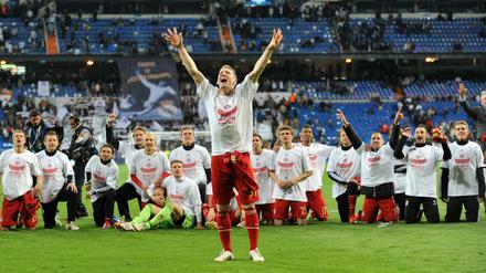Bastian Schweinsteiger und die Spieler des FC Bayern jubeln nach dem Halbfinale 2012. 