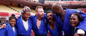 Das französische Team freut sich über die Medaille im Judo Mixed. 