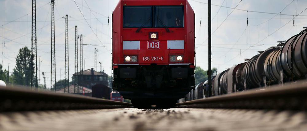 Kein Monopol. Beim Gütertransport steht die Bahn doppelt im Wettbewerb, auf der Schiene und auf der Straße. Auch deshalb fährt die Die DB Cargo Verluste ein. 