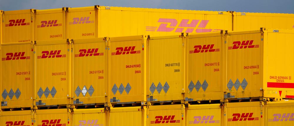 Viel zu liefern - nicht immer klappt's: DHL-Container im Frachlager in Krefeld