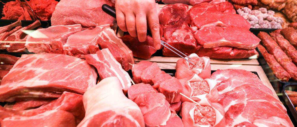 Verschiedene Sorten Schweinefleisch (vorne) und Rindfleisch liegen in einer Fleischtheke in einem Supermarkt.