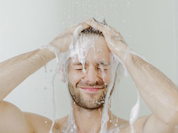 Es ist so einfach: Wer eher duscht als badet und dabei noch einen Sparduschkopf verwendet, der spart mehr Energie ein.