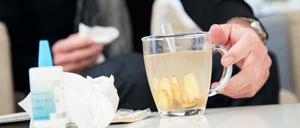 Ein Aufguss aus Ingwer mit Honig und Zitronensaft ist bei Erkältungsbeschwerden wohltuend. 