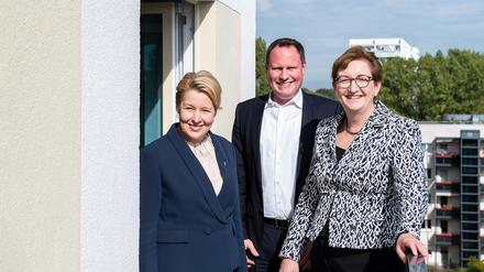 
Die Regierende Bürgermeisterin Franziska Giffey (SPD), Howoge-Chef Ulrich Schiller und Bundesbauministerin Klara  Geywitz (SPD) bei einem Pressetermin im Oktovber 2022.
