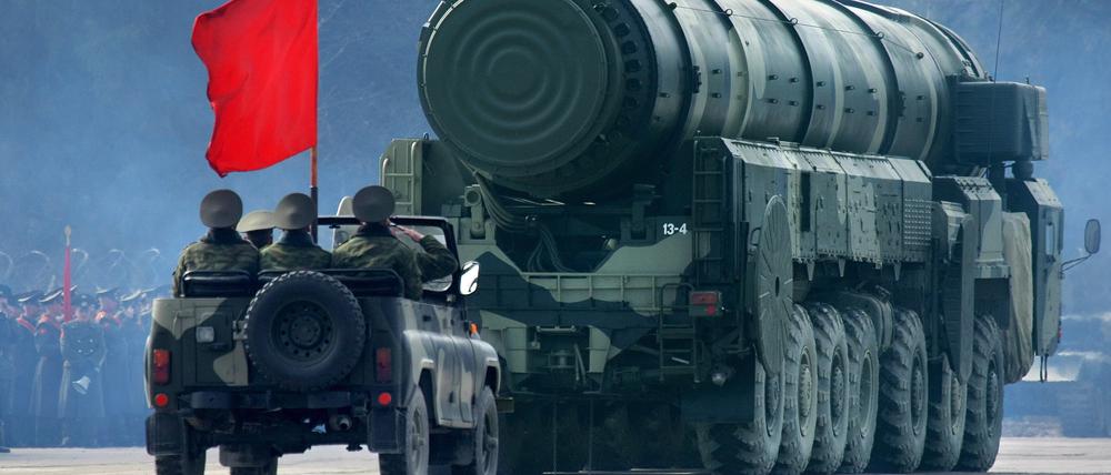 Mobile Startrampe für die atomwaffenfähige Interkontinentalrakete Topol-M bei einer Militärparade im russischen Alabino (Archivfoto vom 24.04.2009).