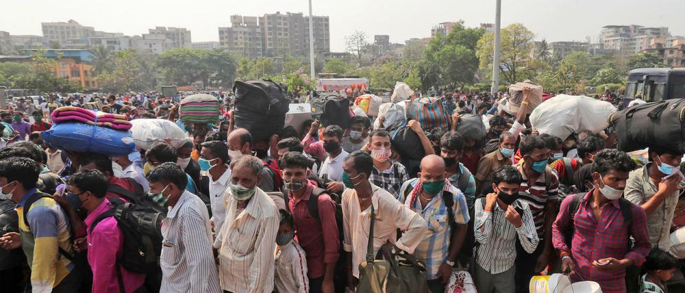 Menschen in der indischen Großstadt Mumbai warten am Lokmanya Tilak Terminus auf Züge. Indien hat so viele Corona-Tagesneuinfektionen registriert wie noch nie in der seit mehr als einem Jahr währenden Pandemie.