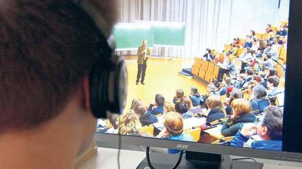 Testlauf. Die Freie Universität setzt den Online-Kurs des Erziehungswissenschaftlers Gerhard de Haan seit dem Beginn des laufenden Wintersemesters ein. Das Video ersetzt probeweise die Präsenz-Veranstaltung für Erstsemester in Lehramtsstudiengängen. 