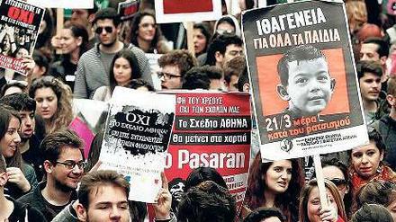 Griechische Studierende protestieren gegen Sparmaßnahmen.