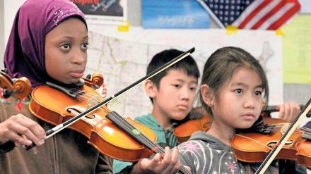 Wie alle am besten fördern? Lehrer sollten sich häufiger austauschen, finden manche von ihnen. Das Foto zeigt Kinder von Einwanderern in der Schule PS 45 in Buffalo im Bundesstaat New York, USA im Januar 2016 während eines Geigenkonzerts. 