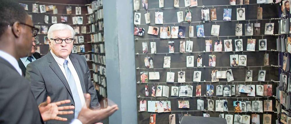Versuch der Versöhnung. Bundesaußenminister Frank-Walter Steinmeier besuchte kürzlich in Ruanda die Gedenkstätte Kigali Genocide Memorial Center - hier im Gespräch mit dem Direktor Honore Gatera.